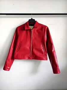 Veste en cuir rouge pour hommes en sergé Design classique à fermeture éclair avec poches latérales pour des looks élégants, décontractés et streetwear - Product Image 2