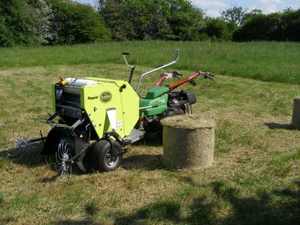 Presse à balles rondes avec moteur et boîte de vitesses, haute productivité, garantie de 2 ans, poids de 240 kg, fabriqué en France - Product Image 4