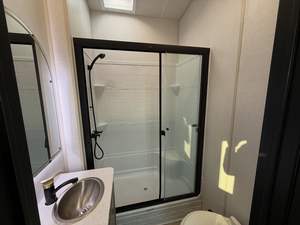 Meilleure offre : Caravane moderne 4x4 avec lumières LED et conception étanche pour les aventures en plein air et les expéditions de camping - Product Image 6