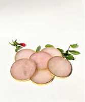 Elegante roze rozenkwarts edelsteen onderzetters, natuurlijk kristal, gegraveerd met gouden rand, agaatplaatje, 3-4 inch, liefdevolle Europese Feng Shui stijl voor thuis.