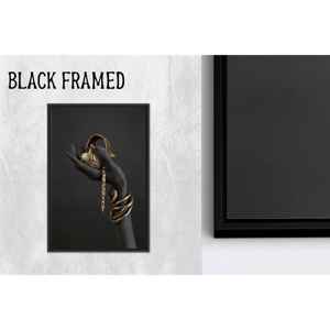 Toile imprimée : Élégante œuvre d'art représentant une femme africaine avec un bracelet en or, 1P Blackframedcanvas - Product Image 1