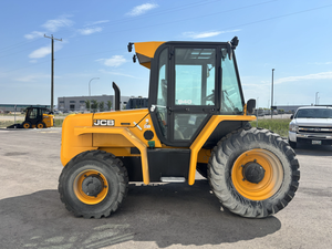 Oferta Exclusiva de Subasta para Montacargas Todoterreno Modelo 2024: 940 con Capacidad de Carga de 8000 Libras - Product Image 2