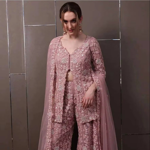 Top rosa de georgette sintética con palazzo y dupatta, con bordado de moti de río. Top de georgette sintética pesado con palazzo y dupatta. - Product Image 1