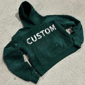 Sudadera con Capucha Verde Gruesa con Logotipo Personalizado y Pedrería, Unisex, Estilo Urbano, 100% Algodón, Resistente al Viento, Ecológica, de Alta Calidad - Product Image 4