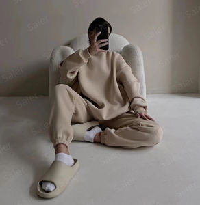 Conjunto de chándal de alta calidad de invierno para mujer, última tendencia de moda, chándales deportivos OEM con logotipo personalizado para mujer, chándales deportivos de 2 piezas para hombre - Product Image 3