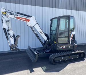 Mini-excavatrice compacte sur chenilles Bobcat E40, excavatrice hydraulique avec cabine fermée, pour la construction et l'aménagement paysager - Product Image 1
