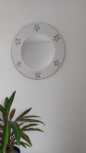 Espejo de Pared Redondo de Mosaico Negro Industrial con Incrustaciones de Nácar, Decoración del Hogar Ecológica Hecha a Mano - Product Image 6