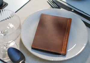 Présentateur de chèques de restaurant en cuir de luxe avec logo personnalisé et LBH-0133 de finition durable cousue à la main - Product Image 6