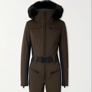 Traje de Esquí Acolchado para Mujer Chilly Horizon con Pantalones Aislantes y Corte Elegante para Clima Frío - Product Image 1