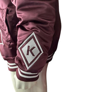 Chaqueta Varsity granate para hombre de alta calidad con cierre de cremallera Servicio OEM Tendencia Estilo formal Diseño de letras de béisbol recubierto - Product Image 5