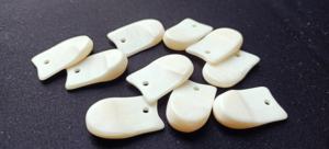 Dientes de alce de hueso natural hechos a medida con agujeros individuales adecuados para diseñadores de joyas de hueso y Artesanos Nativos para reventa - Product Image 2