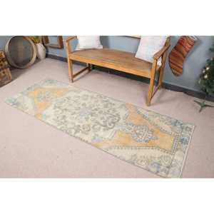 Alfombra Vintage de 2.5x7.3 pies, Alfombra Turca, Alfombra de Lana con Diseño Floral Amarillo y Azul - Product Image 1