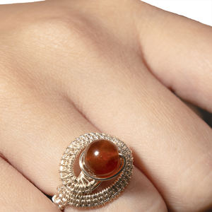 beGems - Anillo minimalista de granate para mujer, joyería elegante hecha a mano - Product Image 2