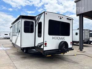 NUEVO D-U-T-C-H-M-E-N RV K-O-D-I-A-K ULTIMATE 3221RLSL MODELO 2024 DE ALTO RENDIMIENTO, 36 pies de largo, 2000 kg de carga útil, color oscuro, en venta - Product Image 6