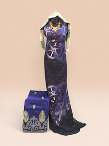 Conjunto de Vestido Dirac Somalí de Lujo con Tela Estampada Azul Rey, Encaje Bordado y Chal a Juego - Product Image 1