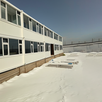 Maison de bureau préfabriquée modulaire de luxe à deux étages avec mur en verre et terrasse