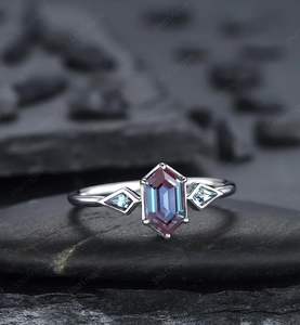 Anillo de Alejandrita con Forma de Cometa Hexagonal Larga para Mujer, Plata 925, Engaste Clásico con Puntas, Joyería Elegante con Piedras Preciosas - Product Image 6