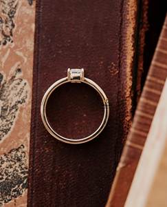 Juego de puntas de piedra única de banda ancha pesada de 7 MM Anillo de compromiso solitario de moissanita de corte esmeralda en oro sólido de 10K - Product Image 2