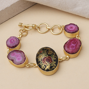 Pulsera de dijes florales de drusa solar rosa y esmalte, chapada en oro, de aleación de latón y zinc, joyería clásica hecha a mano para fiestas. - Product Image 2