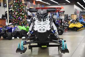 2025 9R Switchback Assault 146 Fantasma Blanco Metálico/Negro brillante/Radiant Gree Moto de nieve a la venta - Product Image 3