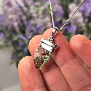 Collier Moldavite avec pendentif en moldavite véritable et conception de bijoux Tektite Météorite authentique - Product Image 2