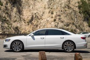 Audi A8 L d'occasion 2019, berline de luxe d'occasion, toit ouvrant panoramique, sièges en cuir, régulateur de vitesse adaptatif, jantes en alliage d'aluminium R19, transmission intégrale, turbo essence - Product Image 5