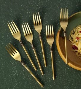 Ensemble de fourchettes élégantes en métal finition dorée mate avec manche texturé pour la vaisselle de mariage, passe au lave-vaisselle - Product Image 1