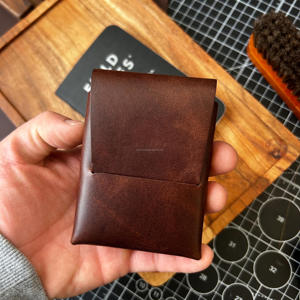 Cartera de cuero sin costuras con diseño de anime, minimalista, de cuero genuino, tarjetero para bolsillo frontal, para hombre, con caja de regalo LSSW-0002 - Product Image 3