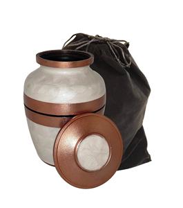Petite urne funéraire en métal de 6 x 4 pouces - Conteneur commémoratif de 650 ml couleur ivoire et cuivre, artisanat rare avec sac - Product Image 1