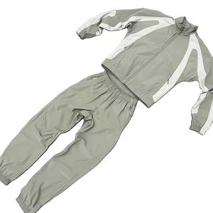 เสื้อแจ็คเก็ตและกางเกงขายาวแบบลำลองมีซิป ผลิตจากไนลอน 100% เนื้อหนา รับสกรีนโลโก้ สวมใส่สบาย กันลม ชุดวอร์มผู้ชาย - Product Image 1