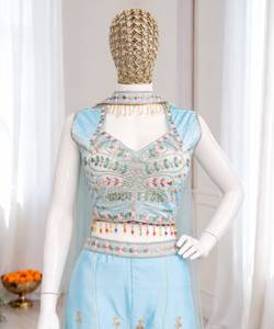 Ensemble prêt-à-porter brodé de créateur avec chemisier en soie Rangoli, pantalon Palazzo en soie Rangoli et dupatta en tulle papillon - Product Image 6