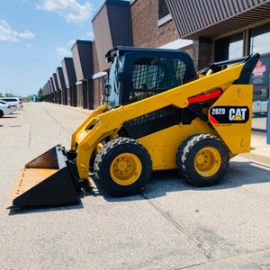 Cargadora compacta usada CAT de servicio pesado para construcción con motor Caterpillar y caja de cambios con bomba, en stock para la venta - Product Image 1