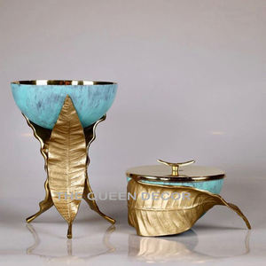 Brûleur d'encens au design élégant pour la décoration de la maison Brûleur d'encens en métal de style arabe brillant et doré - Product Image 4