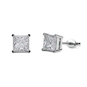Pendientes de diamantes tradicionales estilo princesa de 0.40 ct con diamantes cultivados en laboratorio en conjunto con anillo de boda de platino. - Product Image 3