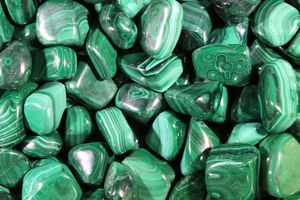 Malachite polie en gros pierre dégringolée cristal de guérison Feng Shui naturel pour mascotte cristal artisanat approvisionnement en vrac - Product Image 5