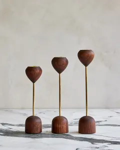 Bougeoirs en bois design avec bras en laiton, éléments décoratifs sculpturaux pour un style d'intérieur contemporain - Product Image 2