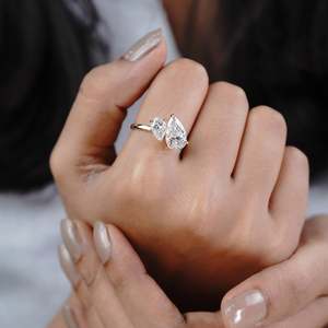 Anillo de Compromiso de Dos Piedras con Certificación IGI Toi Et Moi, Elegante Joyería de Diamantes - Product Image 6