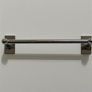 Porte-serviettes décoratif en métal avec base ornée détaillant Artisan fait à la main conçu pour les intérieurs décoratifs et fonctionnels - Product Image 1