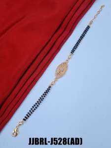 Pulsera minimalista blanca de aleación Premium, pulseras elegantes a granel al por mayor para mujeres, proveedor para boutiques y joyerías - Product Image 3