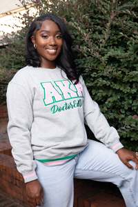 Sweat-shirt à col rond vert avec logo gris imprimé sur le devant, fabriqué sur mesure pour les femmes, Alpha Kappa Alpha 1908 - Product Image 5