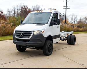 PRÊT À ROULER - VÉHICULE D'OCCASION CONDUITE À GAUCHE - 110 MILES 2019 MERCEDES-BENZ SPRINTER 4500 DUALLY 4×4 CHASSIS CABINE - Product Image 1