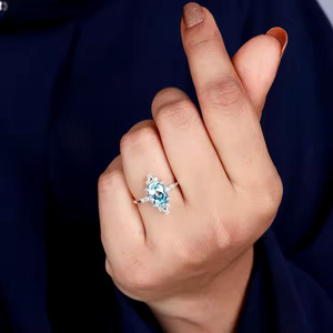 Bague de fiançailles classique tendance pour femme en argent sterling 925 avec topaze bleue solide taille brillant et sertissage à griffes plaqué or - Product Image 5