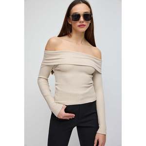 เสื้อยืดแขนยาวเปิดไหล่ - Product Image 3