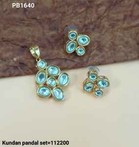 Fleur élégant Kundan & Drop traditionnel plaqué or pendentif collier ensemble correspondant boucle d'oreille sans chaîne pendentif collier ensemble - Product Image 3