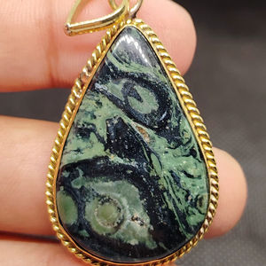 Colgante de Latón Hecho a Mano con Cabujón de Galaxia Verde Natural - Product Image 1