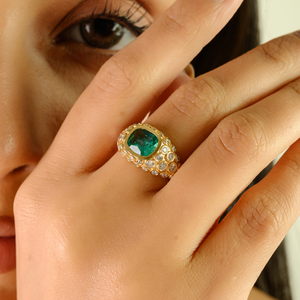 แหวนทรงโดมหนา ประดับมรกตและเพชร ดีไซน์สวยทันสมัย ทองคำ 18K สีเหลืองทอง  เหมาะสำหรับงานปาร์ตี้ - Product Image 4