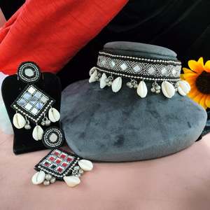 ชุดสร้อยคอสไตล์ชนเผ่าผ้าปักด้วยมือด้วยหินคุณภาพดีและไข่มุกน้อยที่สุดสำหรับโอกาสพิเศษ - Product Image 1