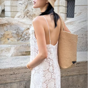 ชุดเดรสลูกไม้สีขาวงาช้างพรีเมียมสำหรับวันหยุดพักผ่อนริมชายหาดในฤดูร้อน พร้อมลวดลายดอกกุหลาบสุดเซ็กซี่และสง่างาม - Product Image 1