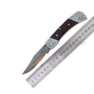 Couteau de poche pliant en acier damas en cuivre fait à la main de haute qualité avec manche en bois pour le camping et les aventures en plein air - Product Image 1