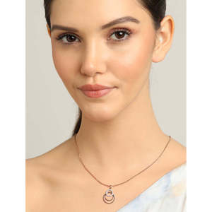 Collar con Colgante Irina de Plata de Ley con Baño de Rodio Geométrico, con Circonita y Diseño Moderno - Product Image 5